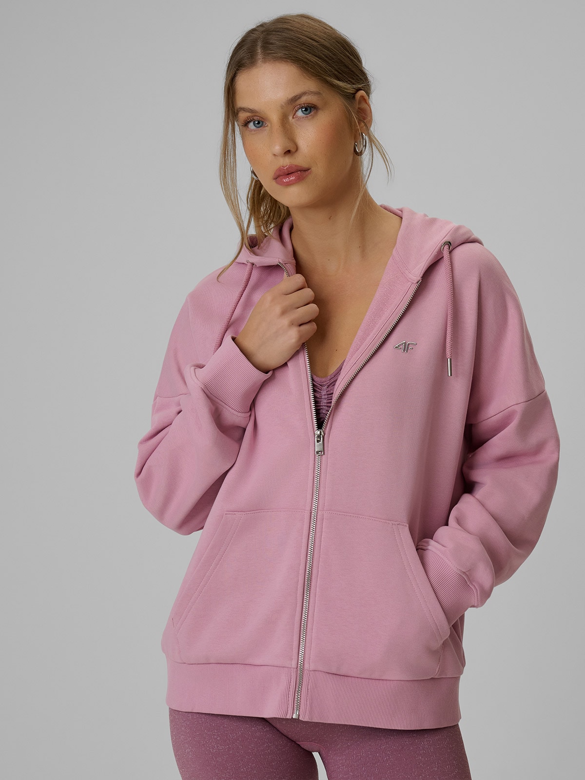 4F Bluza dresowa loose z kapturem damska - różowa XS