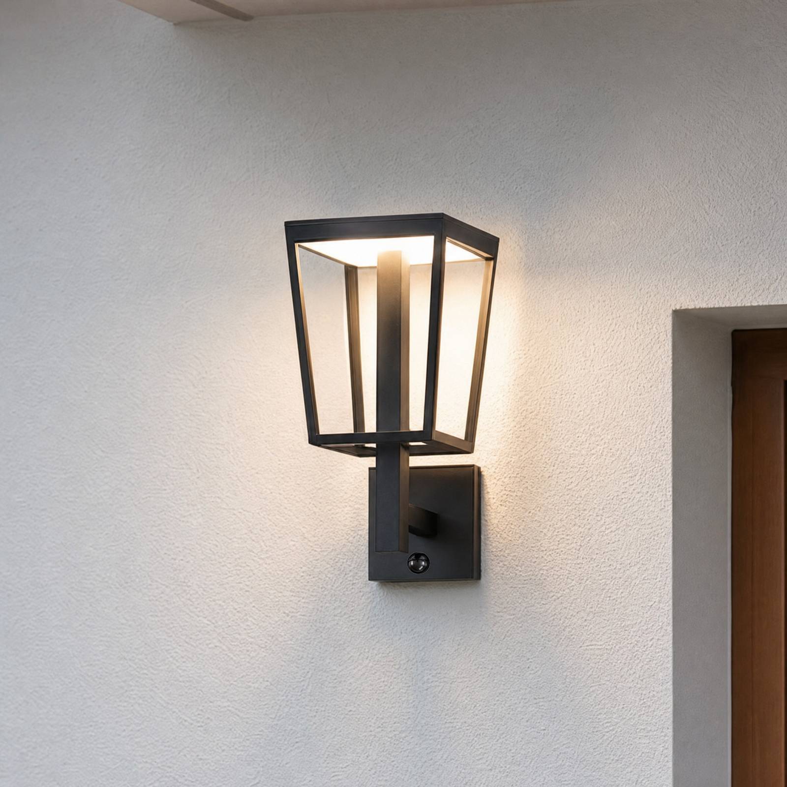 Kinkiet zewnętrzny LED Lucande Lynx, 35,5 cm, czarny, z czujnikiem Lynx, czarny, metal, nowoczesny