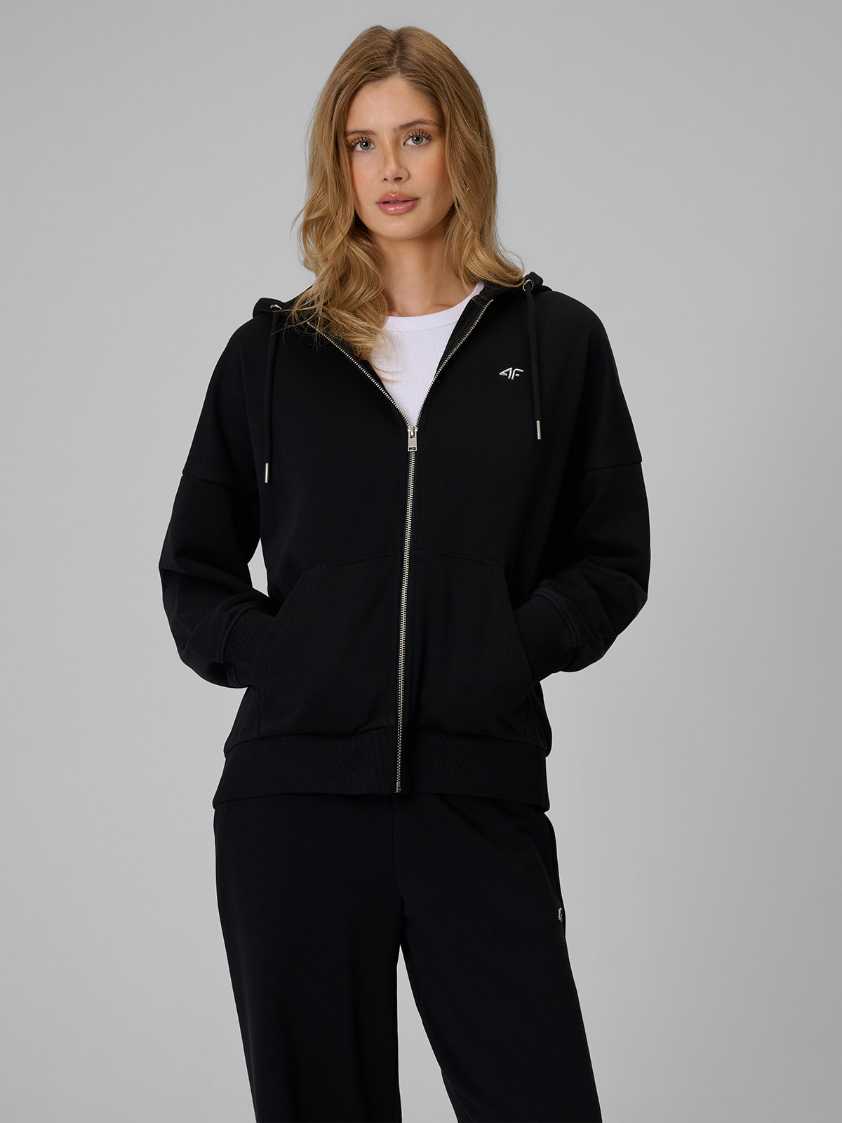 4F Bluza dresowa loose z kapturem damska - czarna XS