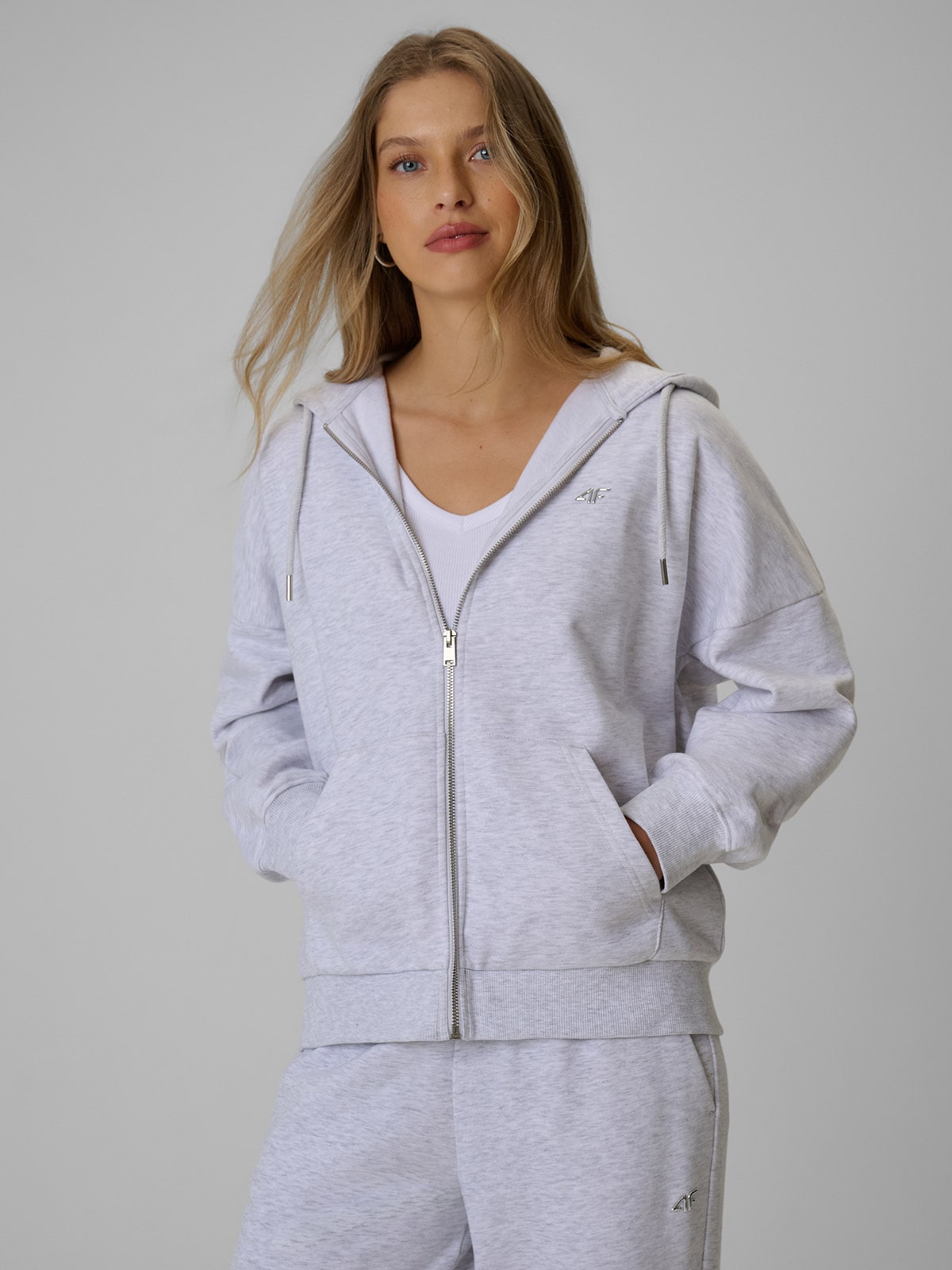 4F Bluza dresowa loose z kapturem damska - szara XS
