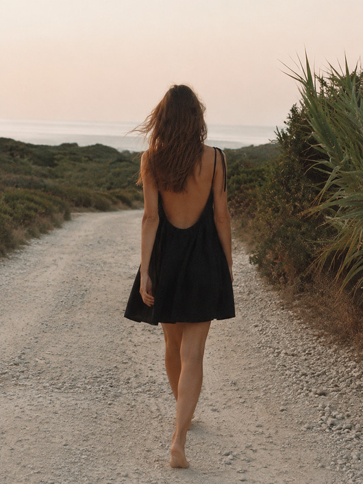 Summer Breeze Black / sukienka z muślinu z głębokim dekoltem na plecach