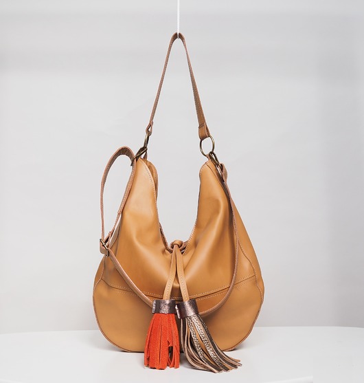 Kamelowa skórzana hobo bag z frędzlami