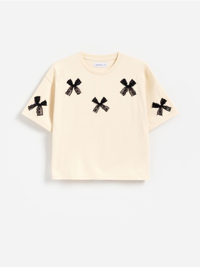 Reserved - T-shirt z kokardkami - kremowy