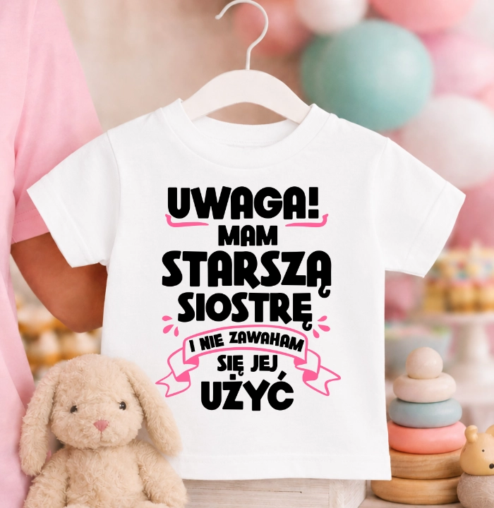 Koszulka dziecięca ''UWAGA MAM STARSZA SIOSTRĘ I NIE ZAWAHAM SIĘ JEJ UŻYĆ''
