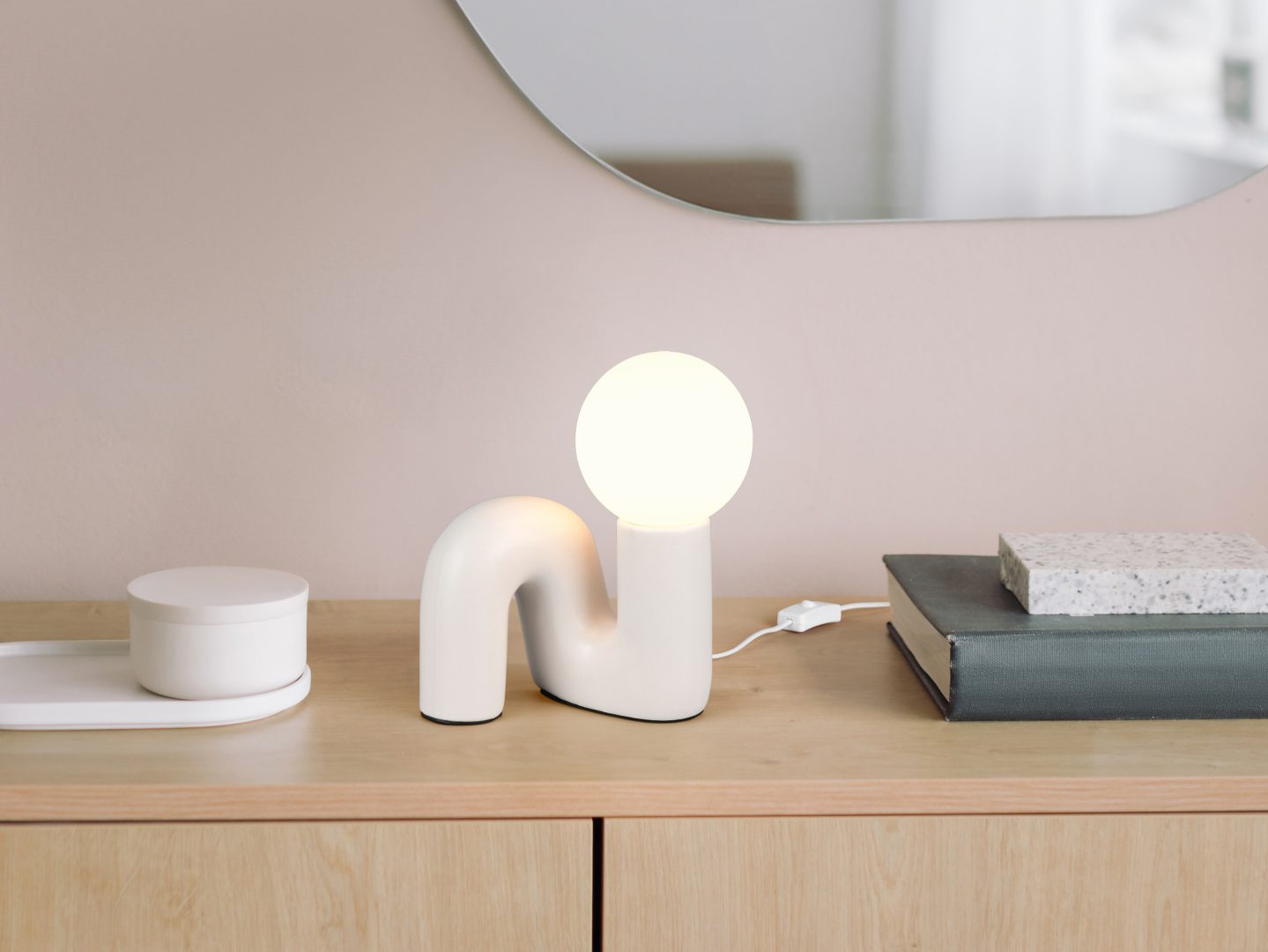 QUINN organiczna lampa stołowa z kaszmirowej ceramiki klosz biała kula 1xG9 R56821076