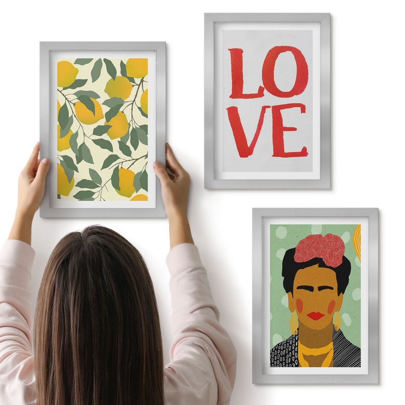 Galeria ścienna 3-częściowy komplet obrazów w srebrnych ramach - Cytryny napis LOVE malowany portret Fridy Kahlo - ArtPrintCave