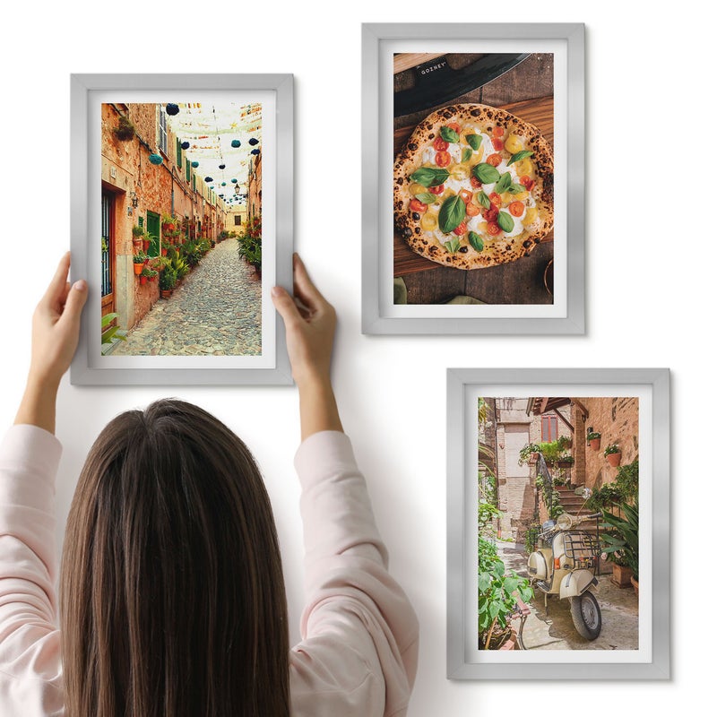 Galeria ścienna 3-częściowy komplet obrazów w srebrnych ramach - Urokliwe uliczki z roślinnością i włoska pizza - ArtPrintCave