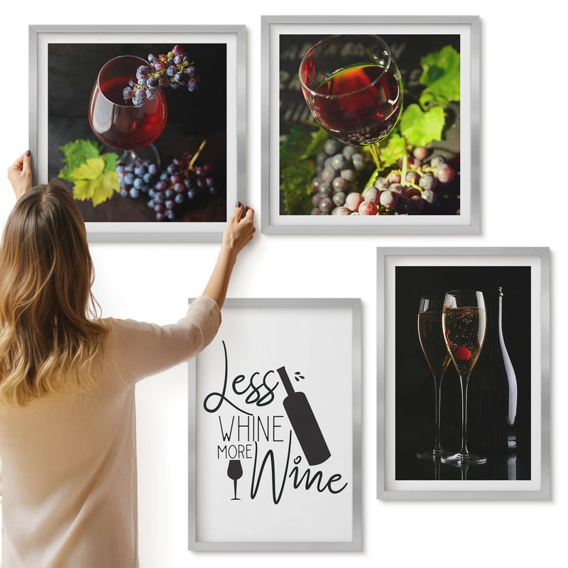 Galeria ścienna 4-częściowy komplet obrazów w srebrnych ramach - Kieliszki wina z winogronami i napis o winie - ArtPrintCave