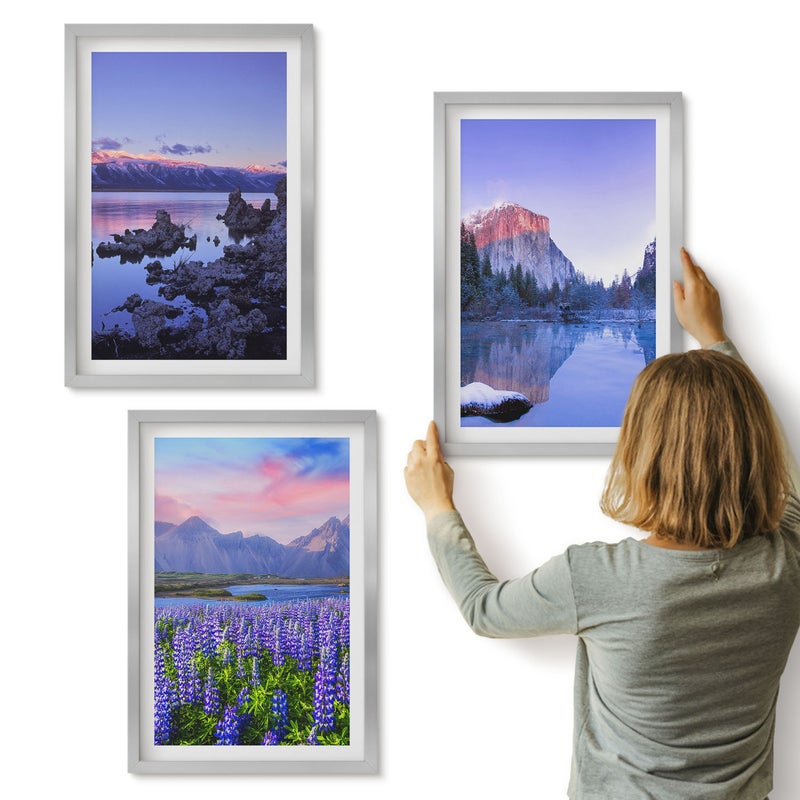 Galeria ścienna 3-częściowy komplet obrazów w srebrnych ramach - Krajobrazy górskie z wodą niebem i polem kwiatów - ArtPrintCave