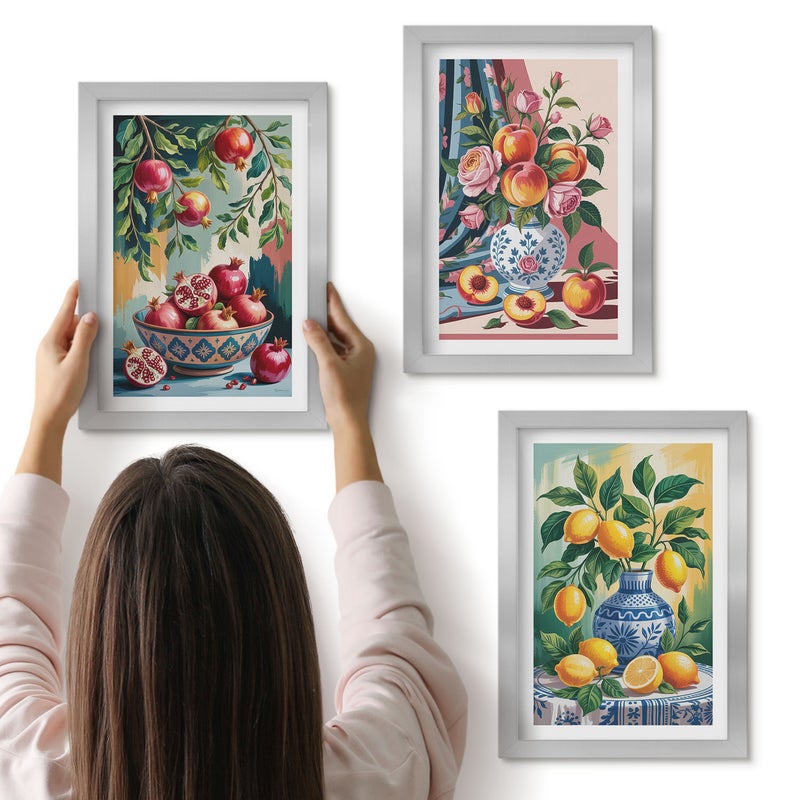 Galeria ścienna 3-częściowy komplet obrazów w srebrnych ramach - Malowane kwiaty i owoce w wazonach - ArtPrintCave