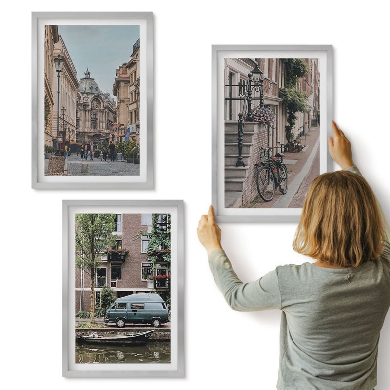 Galeria ścienna 3-częściowy komplet obrazów w srebrnych ramach - Miejskie spokojne widoki na budynki - ArtPrintCave