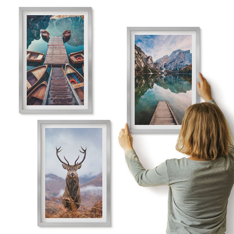 Galeria ścienna 3-częściowy komplet obrazów w srebrnych ramach - Jezioro z łodziami jeleniem i górskim krajobrazem - ArtPrintCave