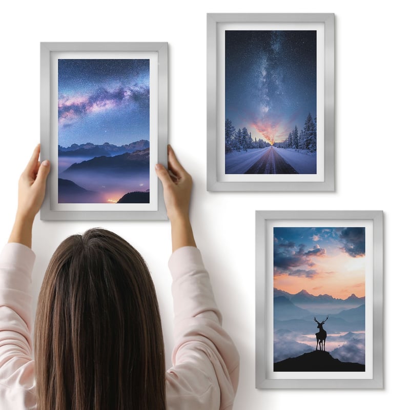 Galeria ścienna 3-częściowy komplet obrazów w srebrnych ramach - Nocne niebo góry pejzaże we mgle i jeleń - ArtPrintCave
