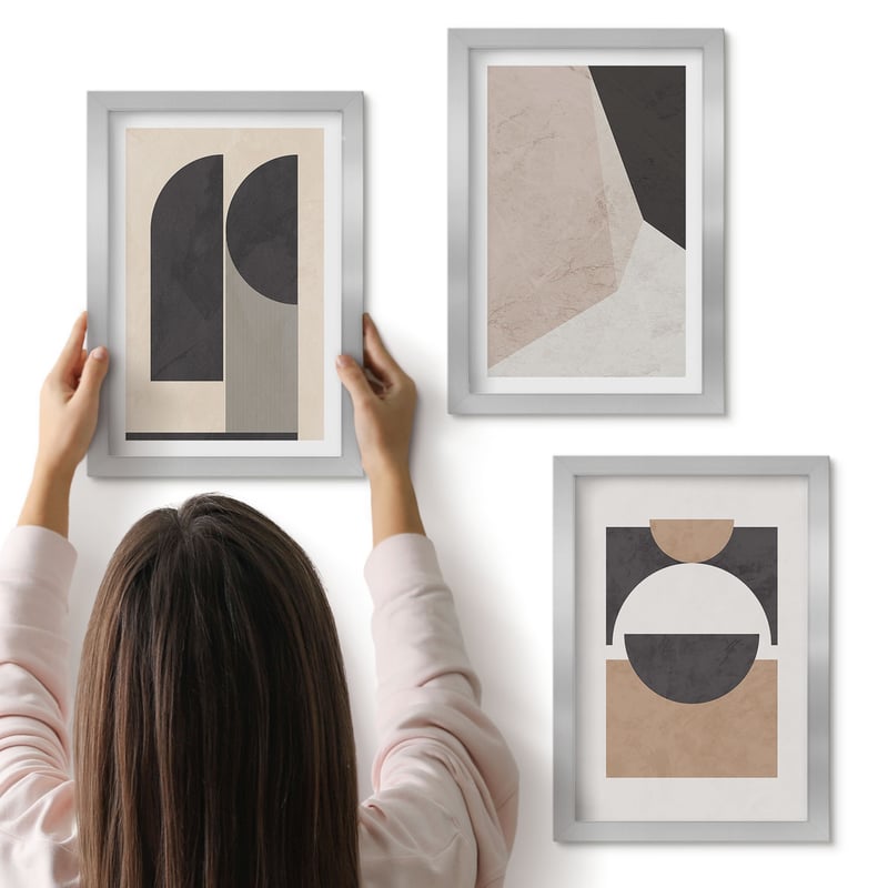 Galeria ścienna 3-częściowy komplet obrazów w srebrnych ramach - Abstrakcyjne kształty w odcieniach beżu i brązu - ArtPrintCave