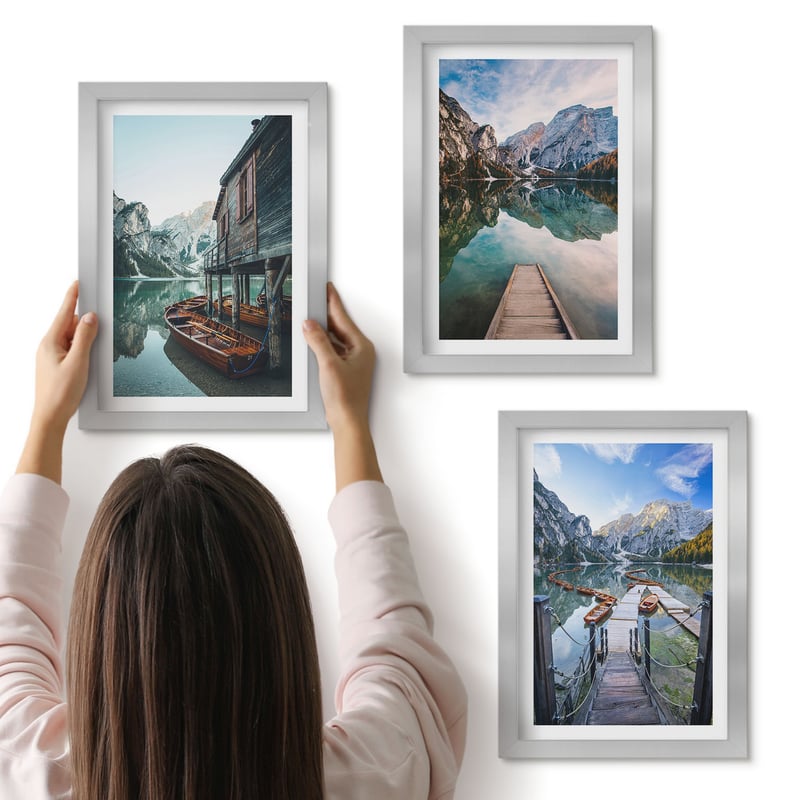 Galeria ścienna 3-częściowy komplet obrazów w srebrnych ramach - Spokojne jezioro w górach z drewnianymi łodziami - ArtPrintCave