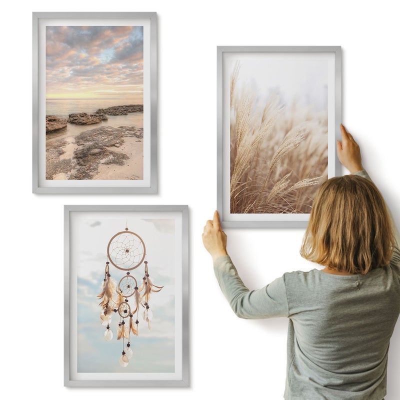 Galeria ścienna 3-częściowy komplet obrazów w srebrnych ramach - Widok na morze z chmurami łapacz snów i trawa - ArtPrintCave