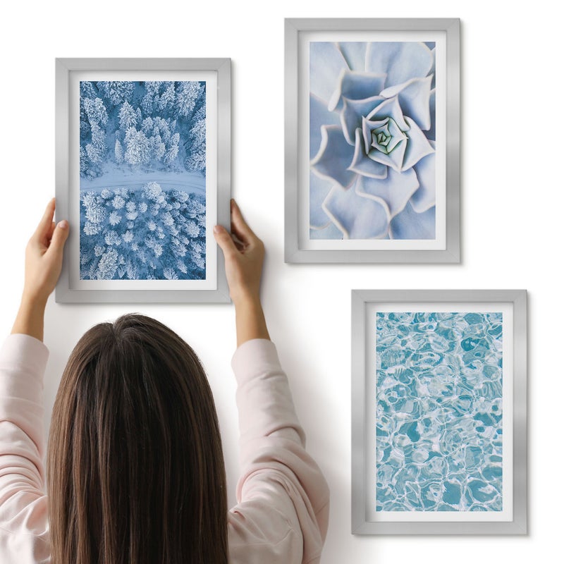 Galeria ścienna 3-częściowy komplet obrazów w srebrnych ramach - Zimowy las niebieski kwiat błękitna tafla wody - ArtPrintCave