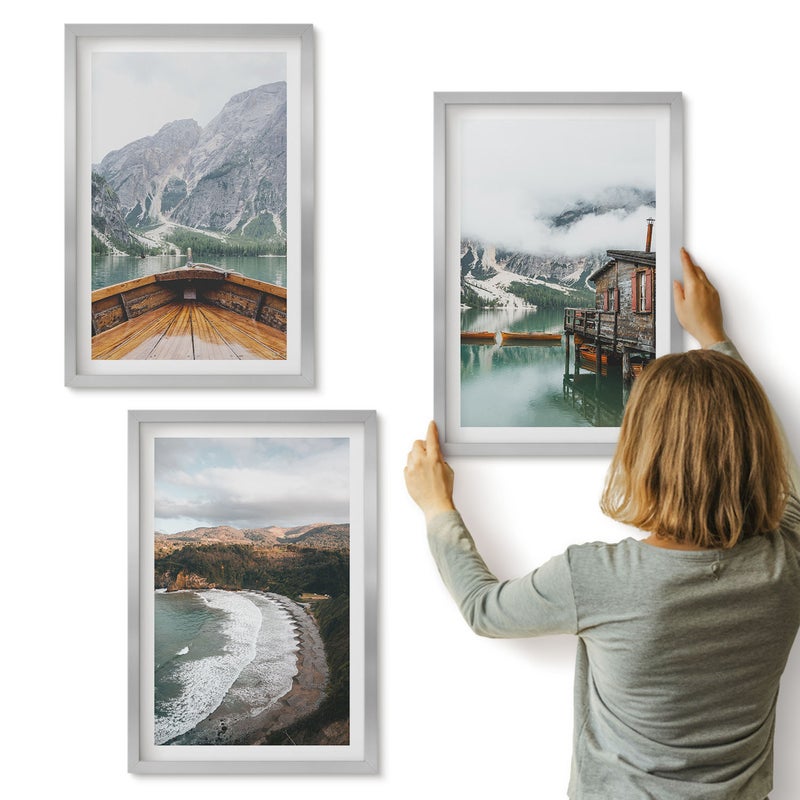 Galeria ścienna 3-częściowy komplet obrazów w srebrnych ramach - Widok gór nad jeziorem z łodzią i plażą pejzaże - ArtPrintCave