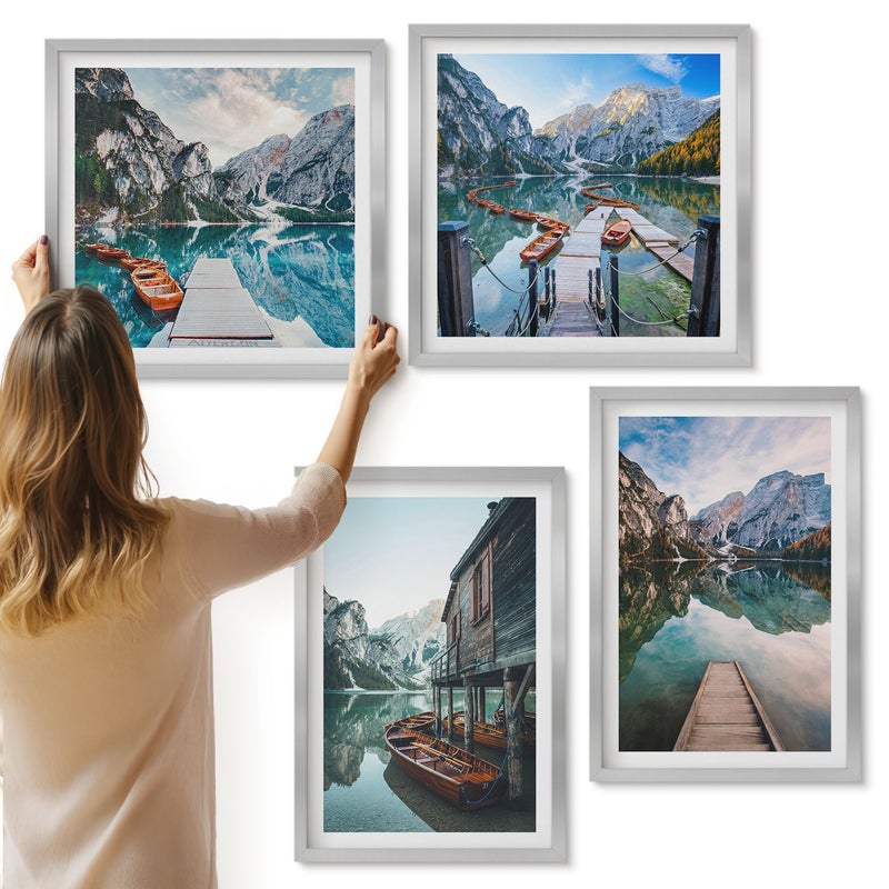 Galeria ścienna 4-częściowy komplet obrazów w srebrnych ramach - Spokojne jezioro w górach z drewnianymi łodziami - ArtPrintCave