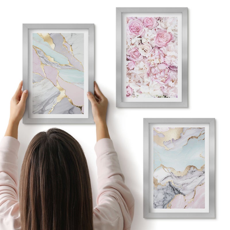 Galeria ścienna 3-częściowy komplet obrazów w srebrnych ramach - Różowe kwiaty z marmurowymi i pastelowymi wzorami - ArtPrintCave