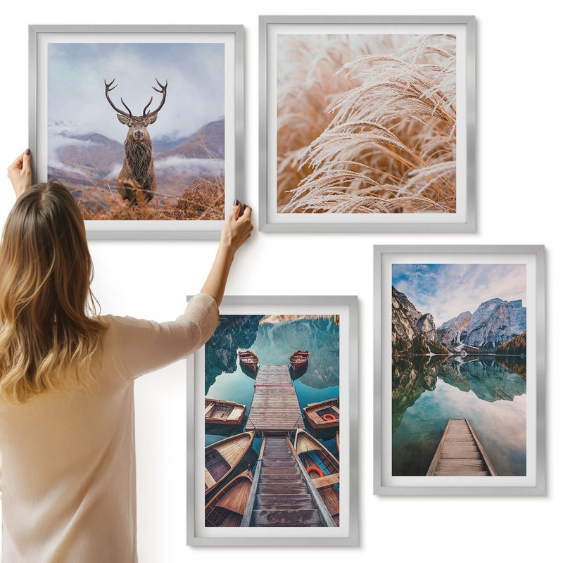 Galeria ścienna 4-częściowy komplet obrazów w srebrnych ramach - Jezioro z łodziami jeleniem i górskim krajobrazem - ArtPrintCave
