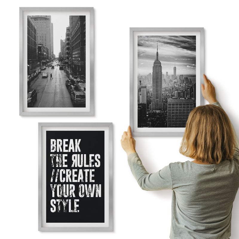 Galeria ścienna 3-częściowy komplet obrazów w srebrnych ramach - Ulice miasta w czerni i bieli z inspirującym napisem - ArtPrintCave