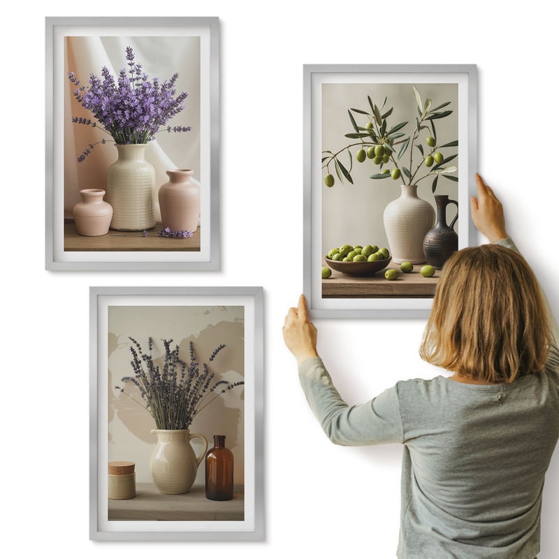 Galeria ścienna 3-częściowy komplet obrazów w srebrnych ramach - Kwiaty lawendy oliwki i naczynia ceramiczne - ArtPrintCave