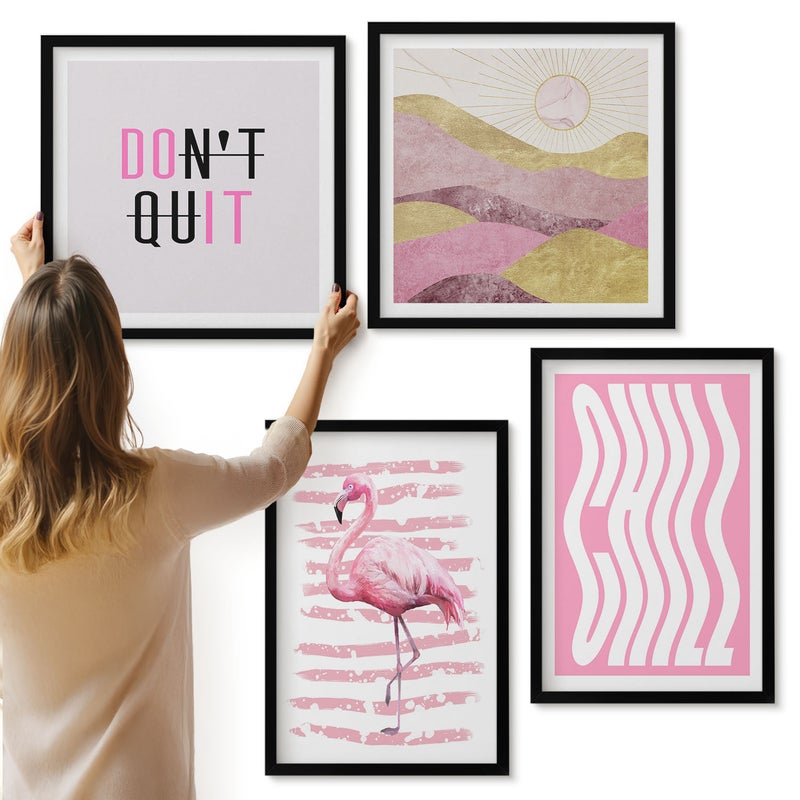 Galeria ścienna 4-częściowy komplet obrazów w czarnych ramach - Różowy flamingi pastelowy górski pejzaż napisy - ArtPrintCave