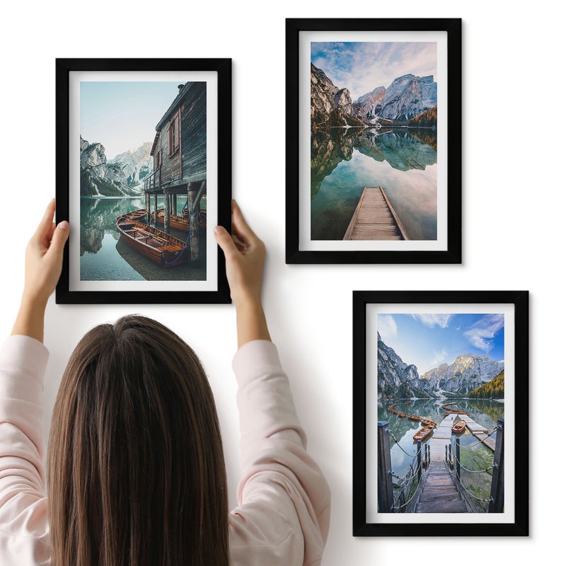 Galeria ścienna 3-częściowy komplet obrazów w czarnych ramach - Spokojne jezioro w górach z drewnianymi łodziami - ArtPrintCave