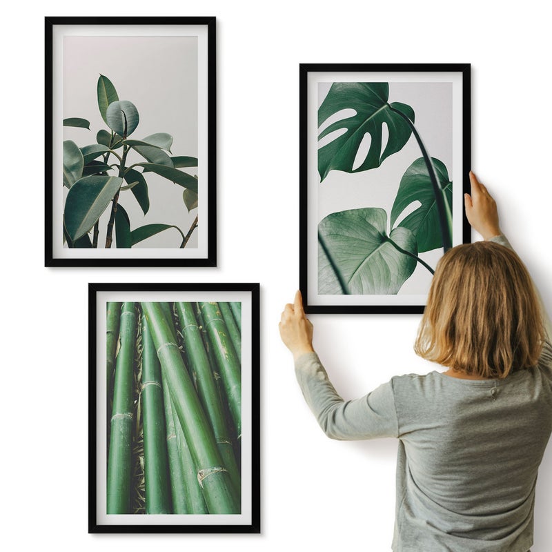 Galeria ścienna 3-częściowy komplet obrazów w czarnych ramach - Łodygi bambusowe domowa roślina i liście monstery - ArtPrintCave