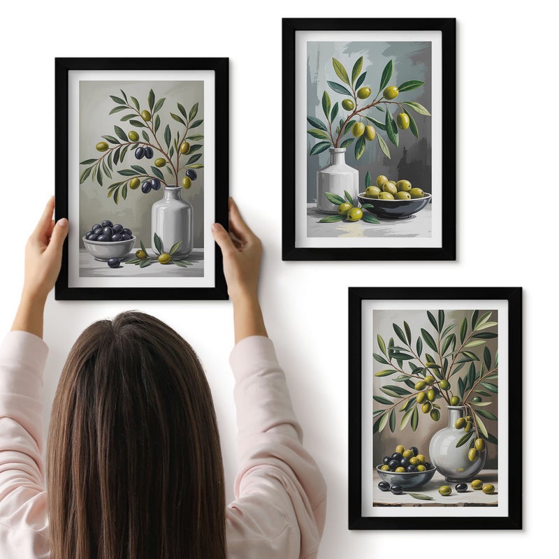 Galeria ścienna 3-częściowy komplet obrazów w czarnych ramach - Oliwki w ceramicznych naczyniach na tle szarości - ArtPrintCave