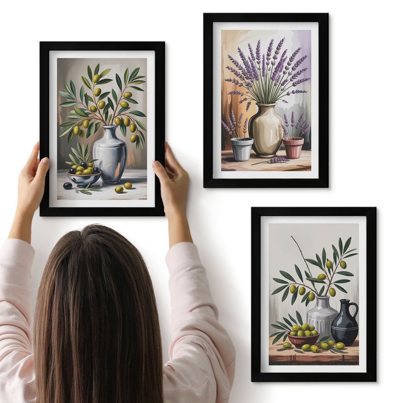 Galeria ścienna 3-częściowy komplet obrazów w czarnych ramach - Kwiaty i oliwki w wazonach na jasnym tle - ArtPrintCave