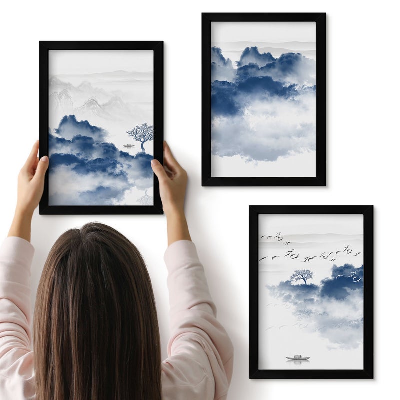 Galeria ścienna 3-częściowy komplet obrazów w czarnych ramach - Góry chmur z drzewami i ptakami w tle - ArtPrintCave