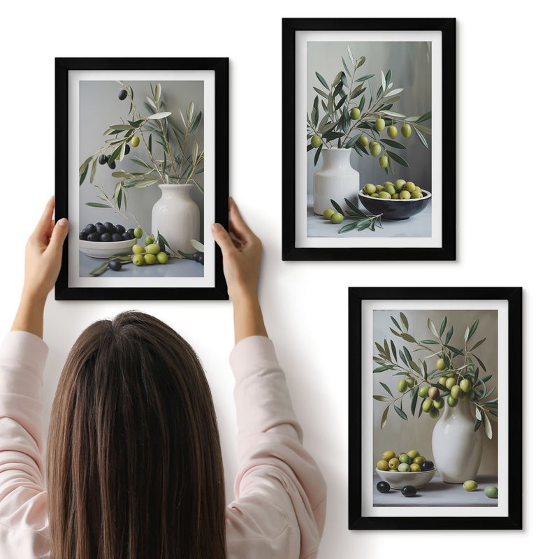 Galeria ścienna 3-częściowy komplet obrazów w czarnych ramach - Oliwki w wazonach z gałązkami na tle szarości - ArtPrintCave