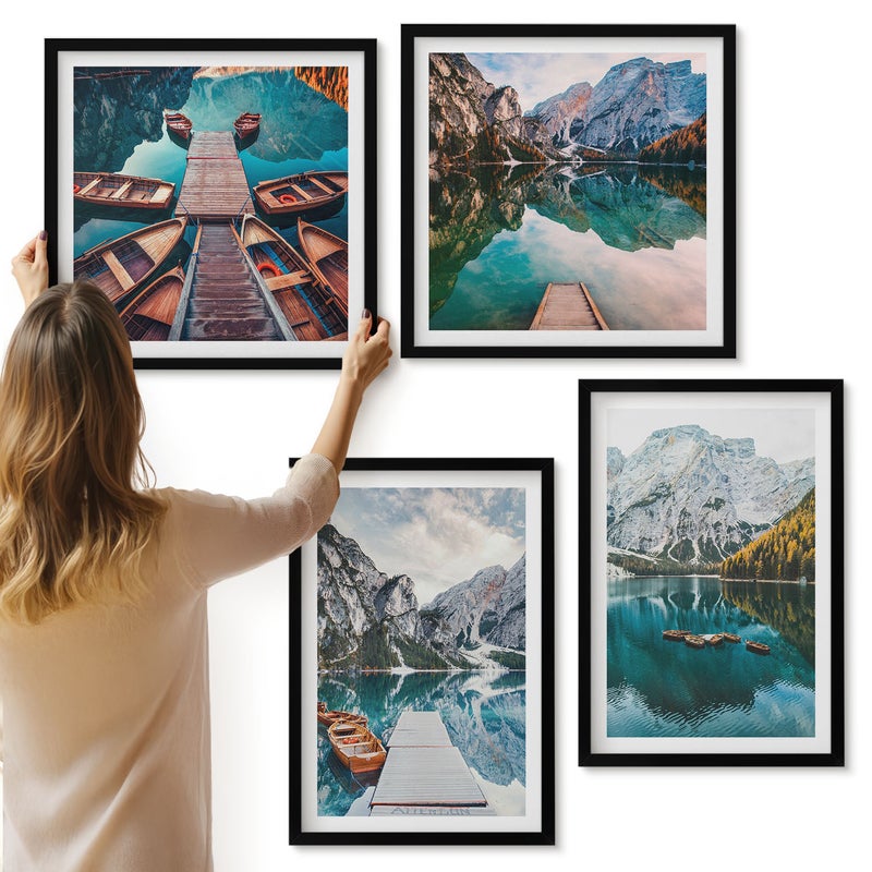 Galeria ścienna 4-częściowy komplet obrazów w czarnych ramach - Jezioro z drewnianymi pomostami i górami - ArtPrintCave