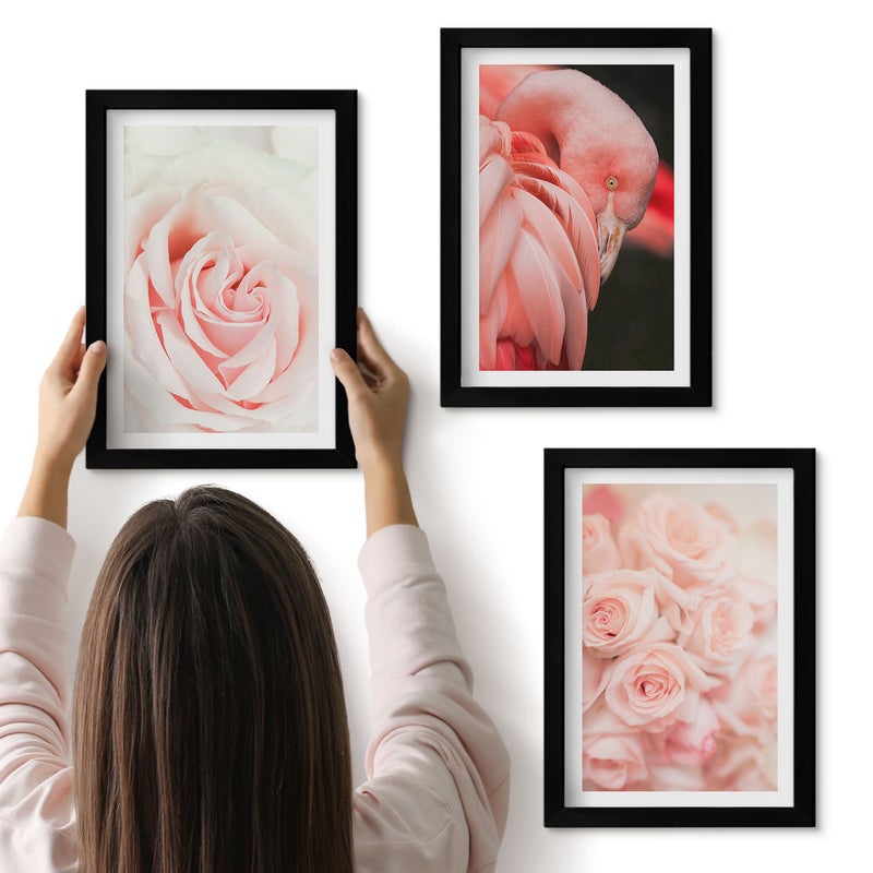 Galeria ścienna 3-częściowy komplet obrazów w czarnych ramach - Pastelowe róże i flaming w delikatnych odcieniach - ArtPrintCave