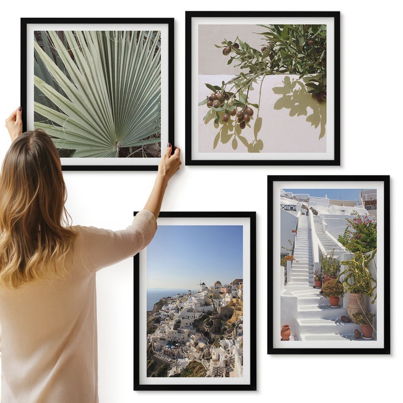 Galeria ścienna 4-częściowy komplet obrazów w czarnych ramach - Białe schody w Santorini z widokiem na miasteczko - ArtPrintCave