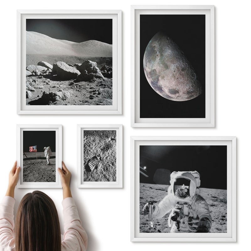 Galeria ścienna 5-częściowy komplet obrazów w białych ramach - Księżycowe pejzaże z astronautami i eksploracją przestrzeni - ArtPrintCave