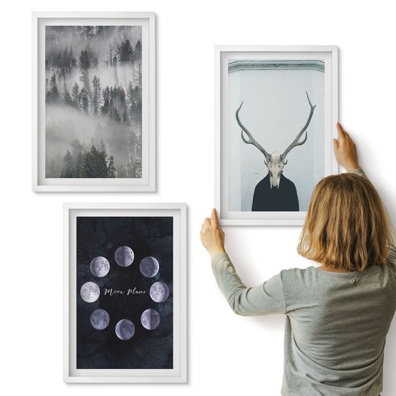 Galeria ścienna 3-częściowy komplet obrazów w białych ramach - Krajobraz leśny we mgle fazy księżyca czaszka jelenia - ArtPrintCave