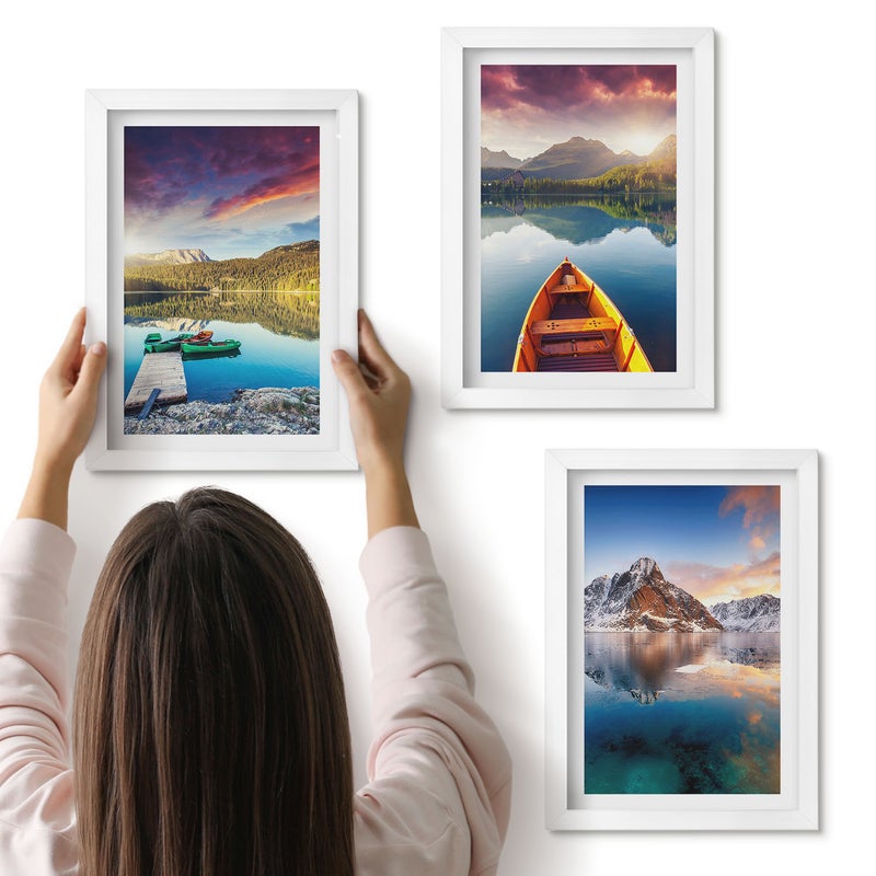 Galeria ścienna 3-częściowy komplet obrazów w białych ramach - Spokojne jeziora z górskim krajobrazem i łodzią - ArtPrintCave
