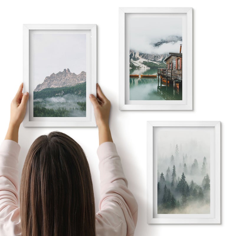 Galeria ścienna 3-częściowy komplet obrazów w białych ramach - Góry jezioro chata i mgła w lesie - ArtPrintCave