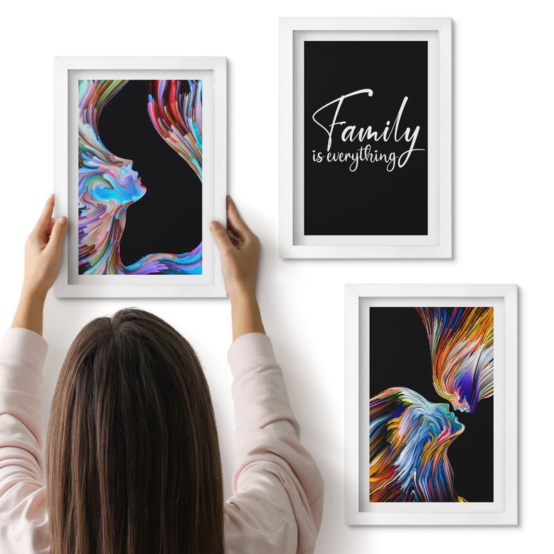 Galeria ścienna 3-częściowy komplet obrazów w białych ramach - Portrety ludzi w kolorowych wzorach i napis o rodzinie - ArtPrintCave