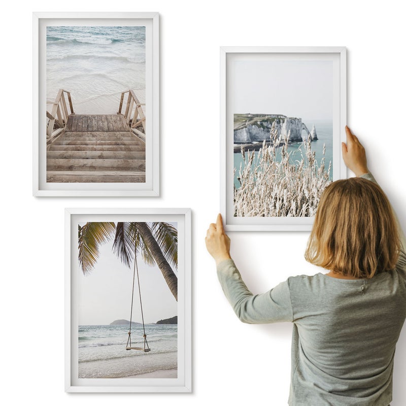 Galeria ścienna 3-częściowy komplet obrazów w białych ramach - Plaża z drewnianymi schodami i huśtawką nad morzem - ArtPrintCave