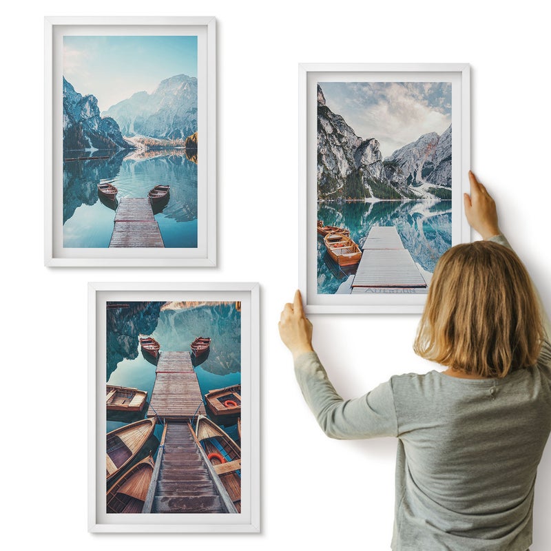 Galeria ścienna 3-częściowy komplet obrazów w białych ramach - Spokojne jezioro z drewnianymi pomostami i łodziami - ArtPrintCave