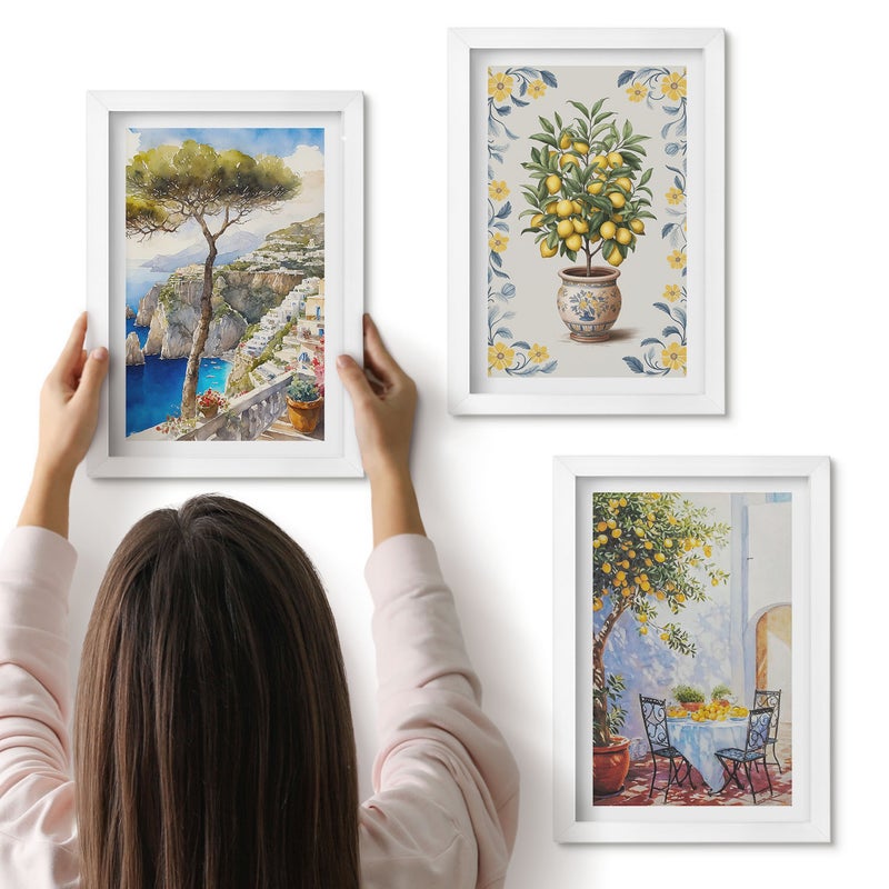 Galeria ścienna 3-częściowy komplet obrazów w białych ramach - Widok na morze z drzewem cytrynowymi włoskie malunki - ArtPrintCave