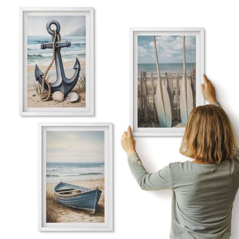 Galeria ścienna 3-częściowy komplet obrazów w białych ramach - Kotwica łódka i wiosła na plaży z morzem - ArtPrintCave