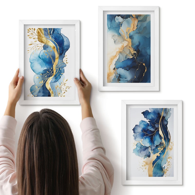 Galeria ścienna 3-częściowy komplet obrazów w białych ramach - Niebieskie abstrakcyjne wzory z delikatnymi akcentami - ArtPrintCave