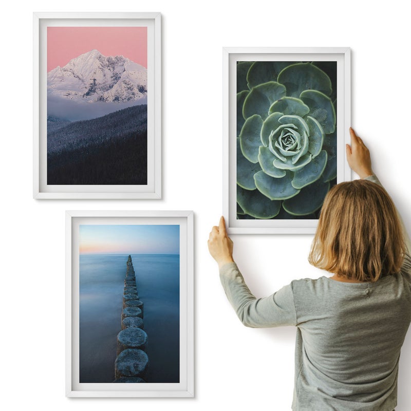 Galeria ścienna 3-częściowy komplet obrazów w białych ramach - Góry z różowym niebem woda i zielony sukulent - ArtPrintCave