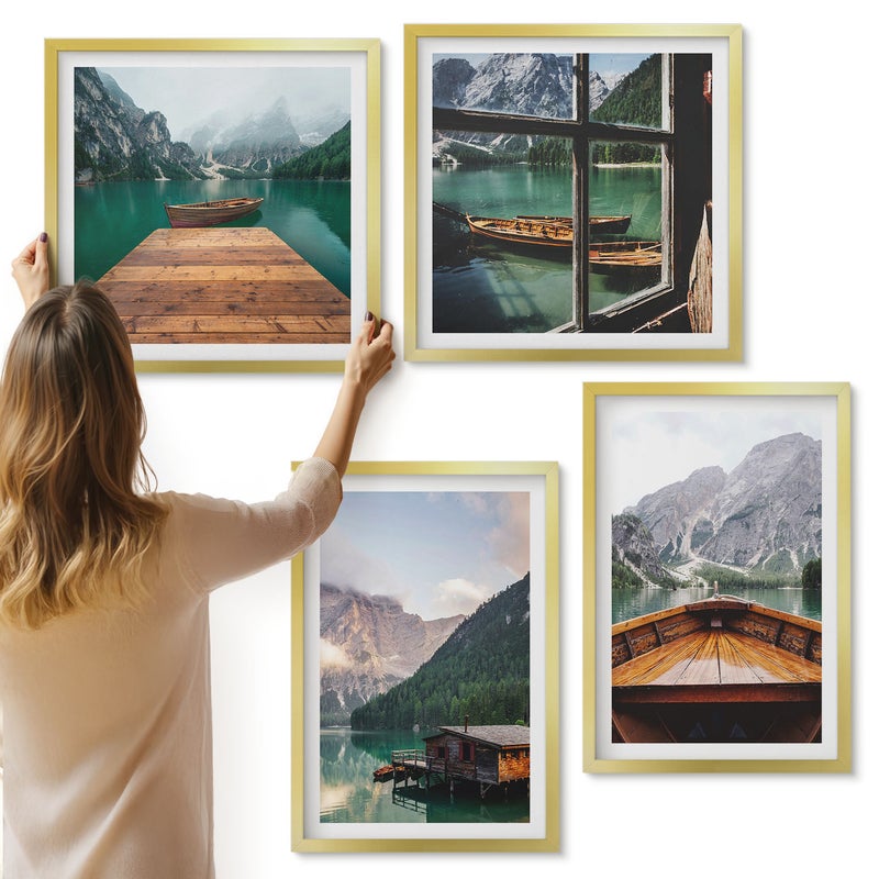 Galeria ścienna 4-częściowy komplet obrazów w złotych ramach - Górskie pejzaże drewniana chata pomost i łodzie - ArtPrintCave