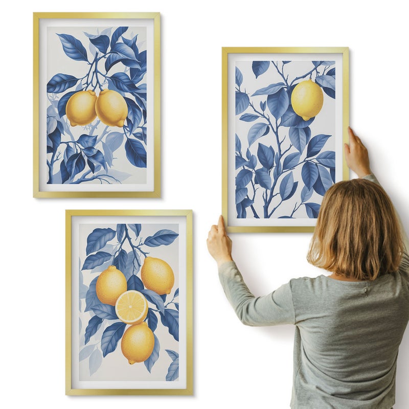 Galeria ścienna 3-częściowy komplet obrazów w złotych ramach - Cytryny na gałęziach z niebieskimi liśćmi - ArtPrintCave